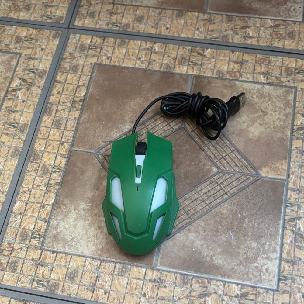 Wired Gaming Mouse - Green buy it🙏🏾
